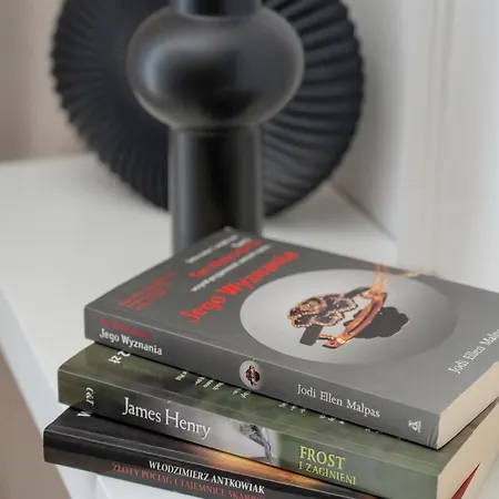 Stylish With Balcony & Parking In The Old Town Of By Renters Vratislav