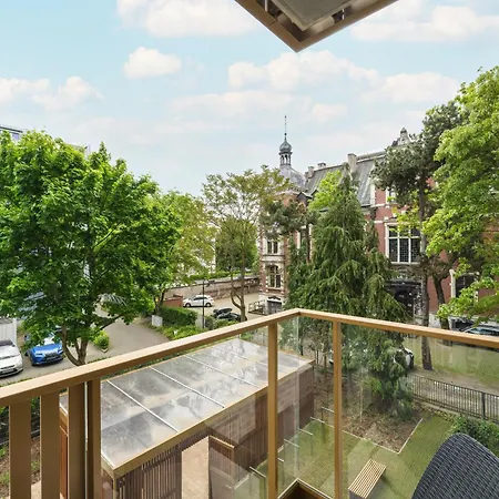 Stylish With Balcony & Parking In The Old Town Of By Renters Vratislav