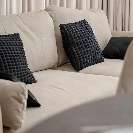 Stylish With Balcony & Parking In The Old Town Of By Renters Vratislav