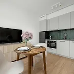 Apartment Stylish With Balcony & Parking In The Old Town Of By Renters