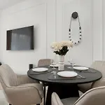 Stylish With Balcony & Parking In The Old Town Of By Renters Apartment