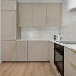 Stylish With Balcony & Parking In The Old Town Of By Renters Apartment