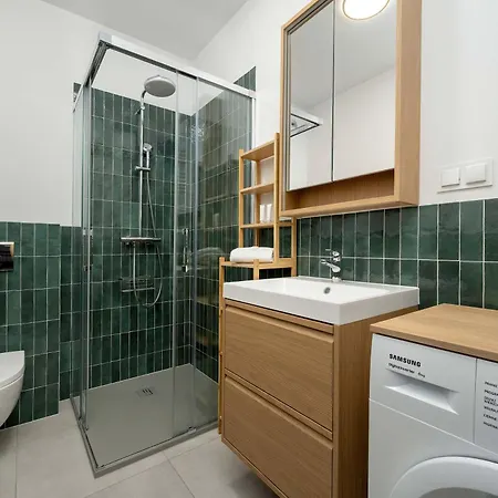 Stylish With Balcony & Parking In The Old Town Of By Renters Apartment
