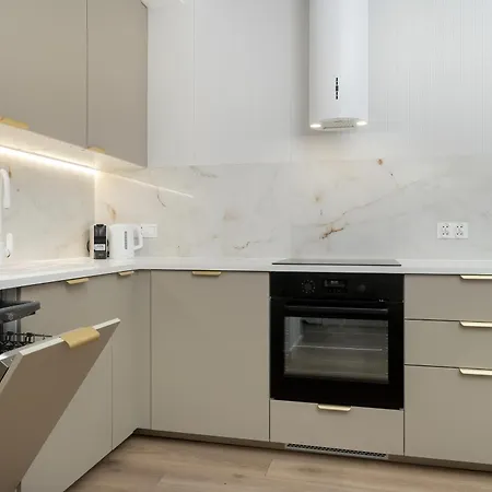 Stylish With Balcony & Parking In The Old Town Of By Renters Apartment *