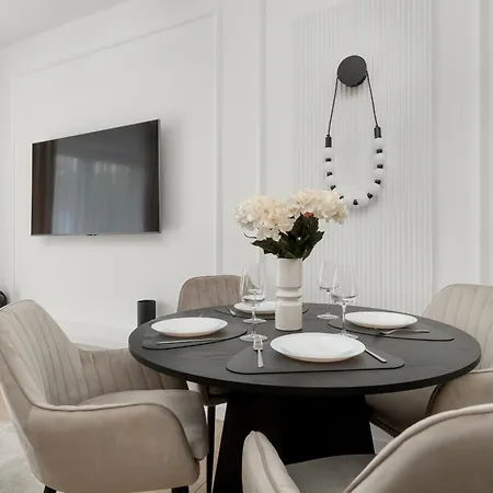 Stylish With Balcony & Parking In The Old Town Of By Renters Apartment
