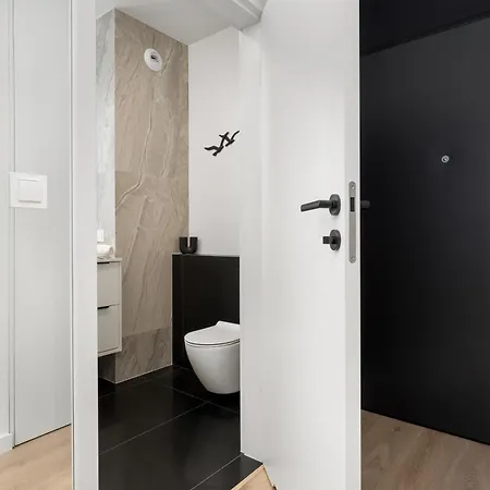 Stylish With Balcony & Parking In The Old Town Of By Renters Apartment *